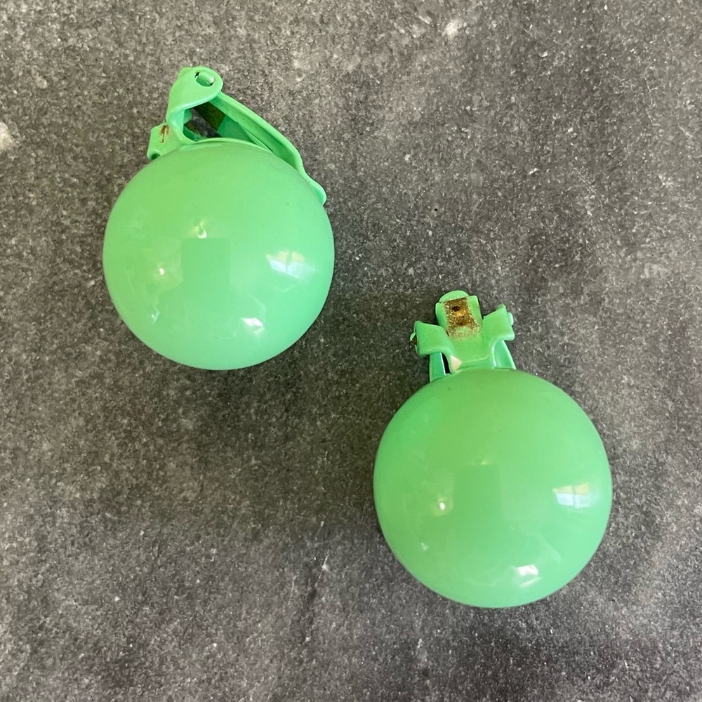Vintage 60s Green Enamel Clip-On Earrings - Picture 12 of 15